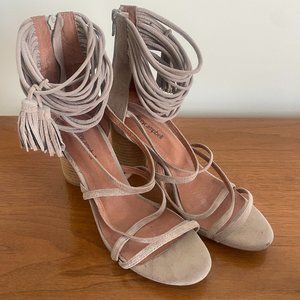 Jeffrey Campbell heels with side tassel in Good Condition Womens Size 8.5